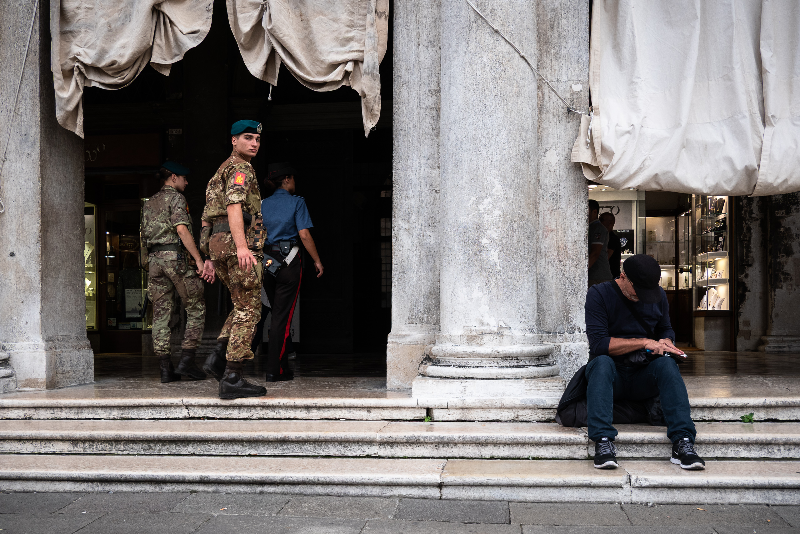 Soldaten und Carabinieri patrouillieren unter den Arkaden am Markusplatz